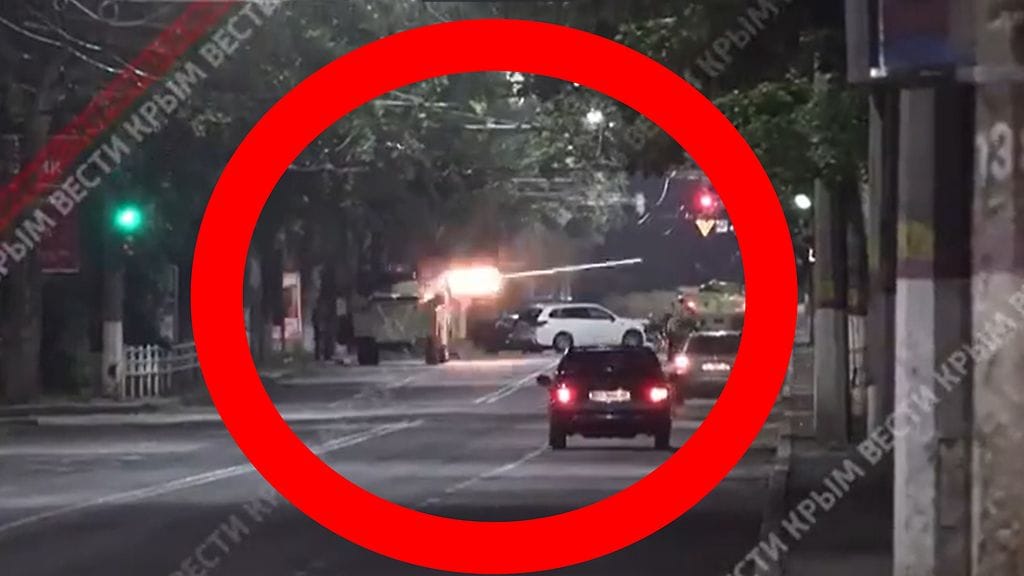 Kuvankaappaus Venäjän valtiollisen median jakamasta videosta, jossa panssaroitu ajoneuvo tulittaa tuntematonta ryhmittymää.