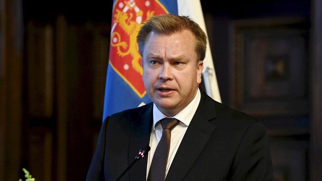 Puolustusministeri Antti Kaikkonen (kesk.) totesi puheessaan, että Naton infrastruktuurin mahdollisessa sijoittamisessa Suomen alueelle "on jo havaittavissa lievää asemiin ajoa".