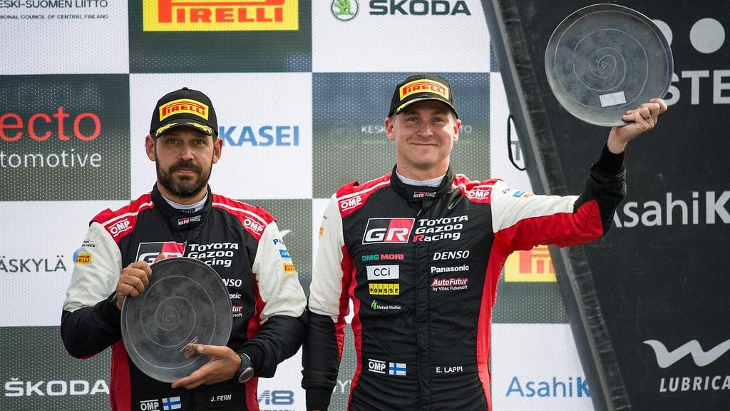 Esapekka Lappi (oik.) ja hänen kartturinsa Janne Ferm Suomen MM-rallin palkintokorokkeella viime elokuussa.