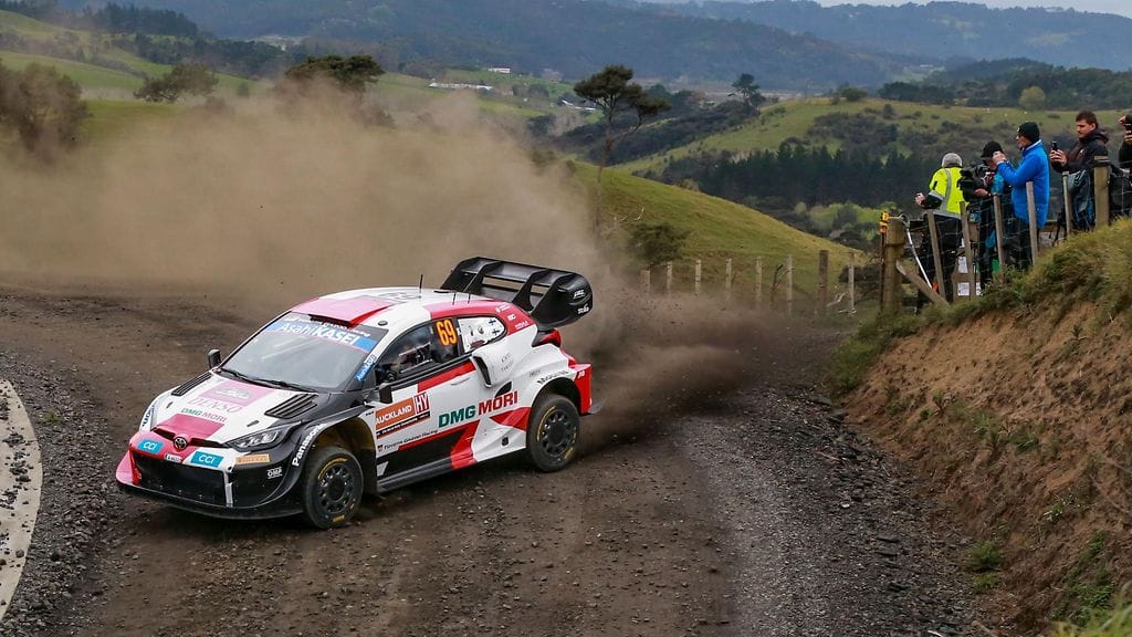 Kalle Rovanperä jäi Uuden-Seelannin MM-rallin avanneella yleisöerikoiskokeella kuudenneksi.