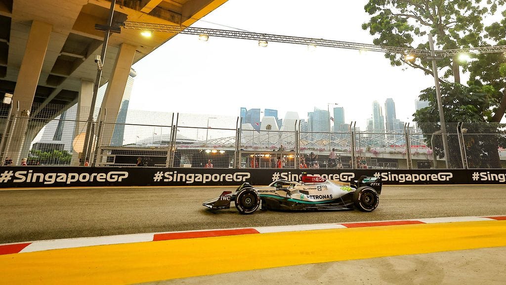 Kärkiajan painellut Mercedeksen Lewis Hamilton vauhdissa Singaporen GP:n ensimmäisissä vapaissa harjoituksissa.