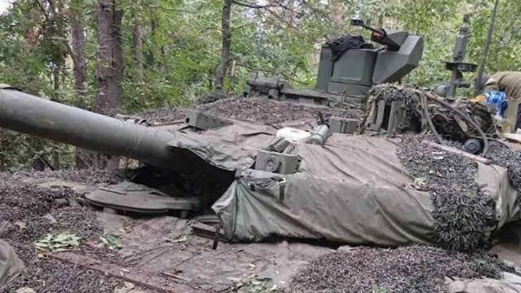 Ukrainan armeijan jakama kuva sotasaaliiksi jääneestä väitetysti ehjästä Venäjän T-90M-panssarivaunusta.