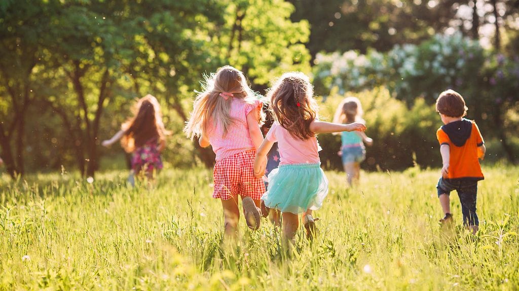 lapset leikkimässä