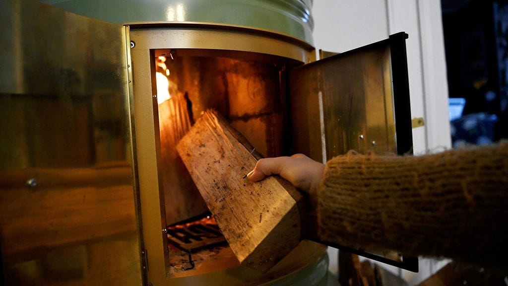 Pönttöuuni lämpesi pakkasella Helsingissä tammikuussa 2021.