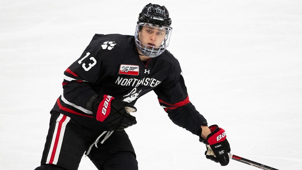 Eetu Selänne yliopistoseura Northeastern Huskiesin paidassa helmikuussa 2019.