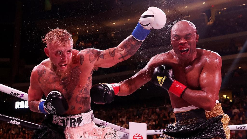 Jake Paul (vas.) ja Anderson Silva tarjosivat Glendalessa viihdettä koko rahan edestä.