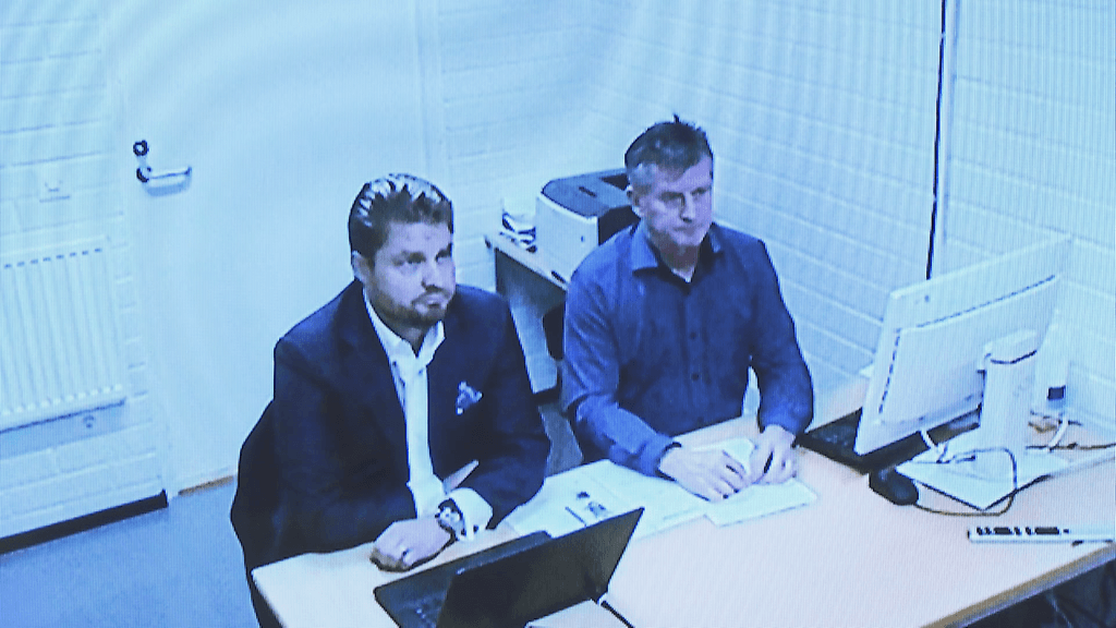 Oikealla hallitusneuvos Olli Sorainen. Vasemmalla hänen asianajajansa.