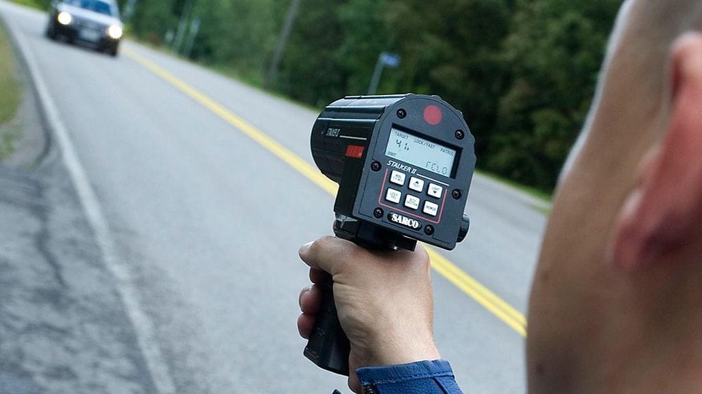 Auton tai poliisin laitteiden mittarivirheen varalta mitatusta vauhdista vähennetään edelleen noin kolme kilometriä tunnissa.