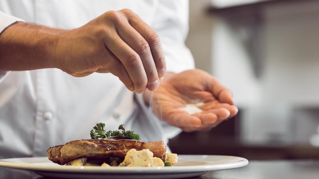 Erään kokin mittatatuointi ihmetyttää somessa. Kuvituskuva.