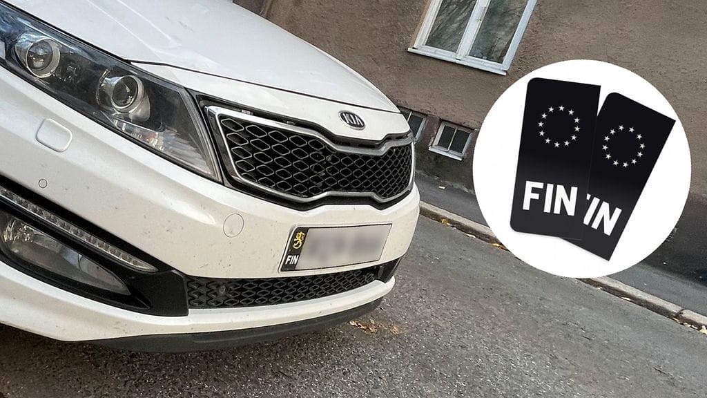 Rekisterikilpiin myydään erilaisia tarroja, joilla peitetään vasemman reunan sinikeltainen EU-tunnus.