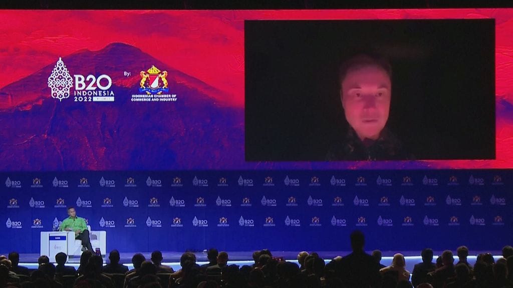 Miljardööri istui pimeässä kynttilöiden ympäröimänä. Pimeän taustan syyksi hän kertoi hetkeä aiemmin olleen sähkökatkon.