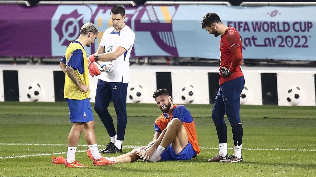 Olivier Giroud (maassa) loukkasi jalkaansa Ranskan maajoukkueen harjoituksissa Dohassa.