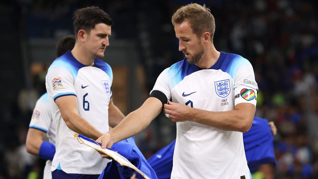 Englanti aikoo käyttää sateenkaarenväreissä olevaa kapteeninnauhaa MM-kisoissa. Harry Kane (oik.) puki sellaisen käsivarteensa Kansojen liigan ottelussa syyskuussa.
