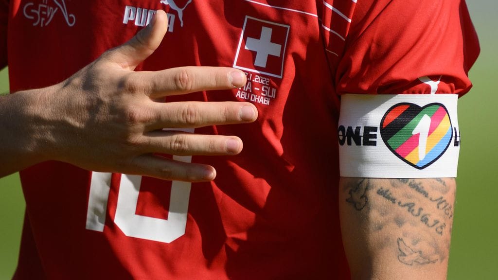 Fifa kielsi One Love -käsivarsinauhan käytön Qatarin MM-kisoissa.