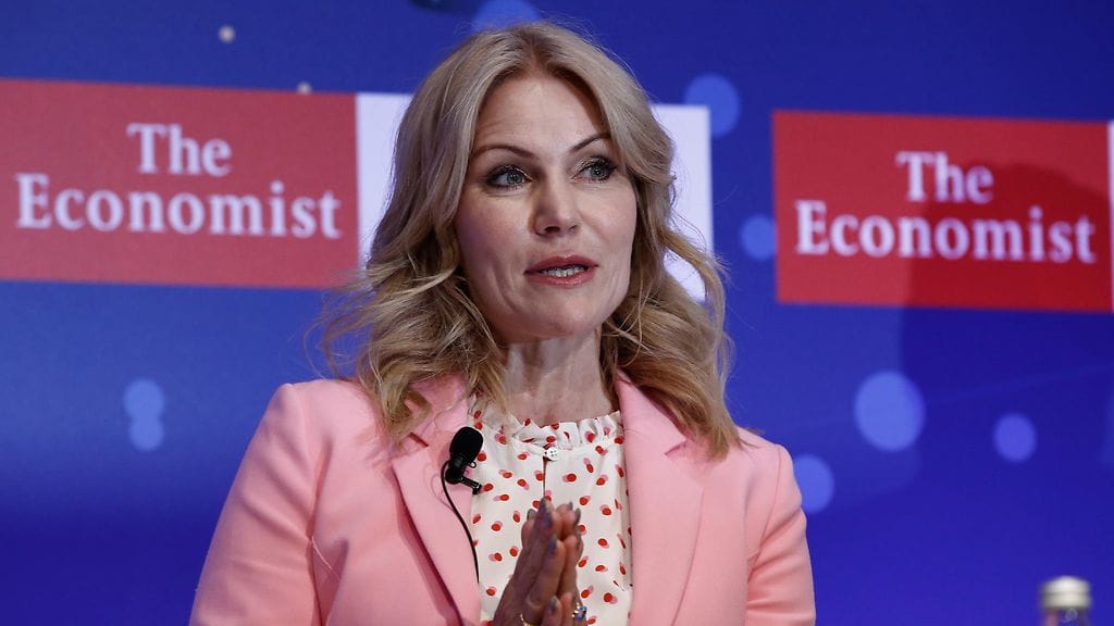 Tanskan ex-pääministeri Helle Thorning-Schmidt uhmasi Qatarin MM-kisojen kohukieltoa sateenkaarisomistein varustetulla mekollaan.