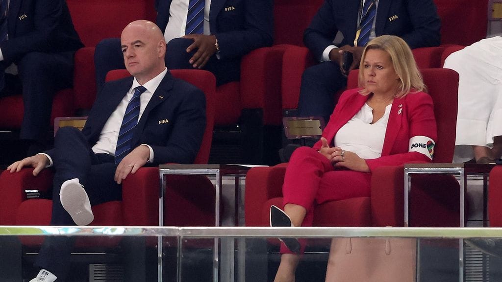 Gianni Infantino istui Saksa-Japani-ottelussa Saksan sisäministerin Nancy Faeserin kanssa.