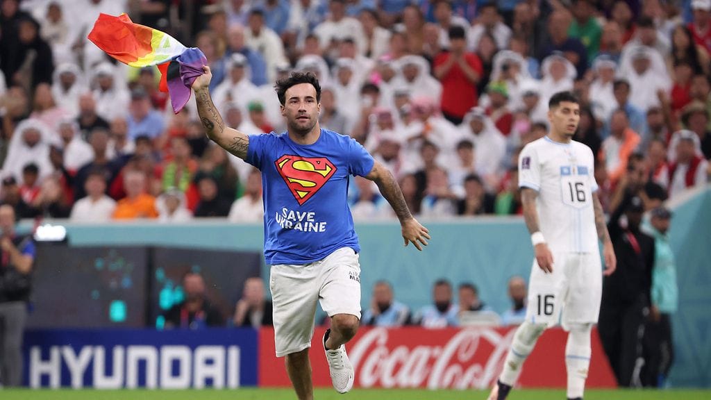 Mario Ferri juoksi kentälle Portugalin ja Uruguayn välisessä ottelussa.