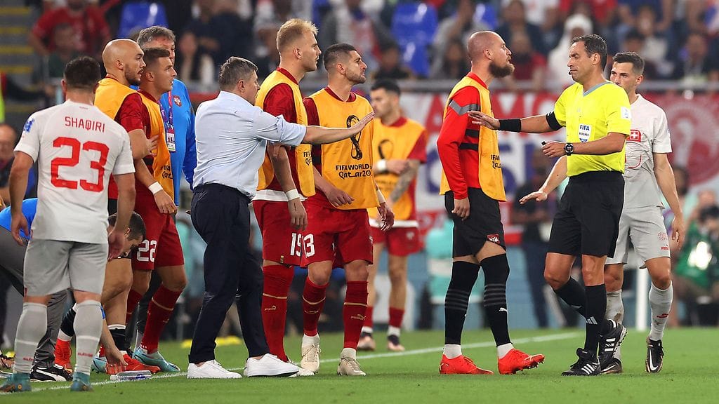 Serbian pelaajisto ei sulattanut tilannetta, josta ei tuomittu joukkueelle rangaistuspotkua.