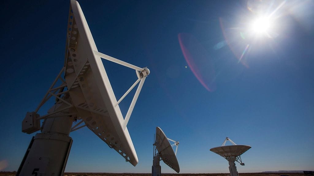 Radioteleskooppi KAT:in lautasantenneja Etelä-Afrikassa.