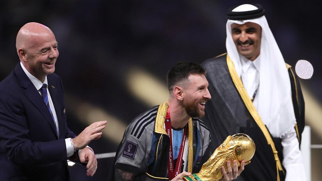 Lionel Messi sai ylleen mustan ja läpikuultavan kaavun.