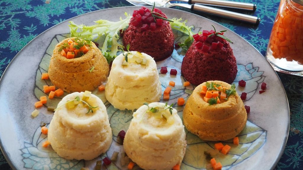 Juurestimbaaleja voi tehdä eri juureksista. Kuvassa Pirjon porkkana-, punajuuri- ja selleritimbaalit.