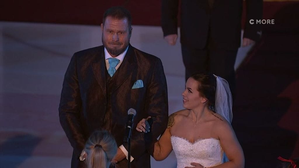 SM-liiga-ottelussa poikkeuksellinen alku – vastustajajoukkueiden kannattajat vihittiin keskiympyrässä