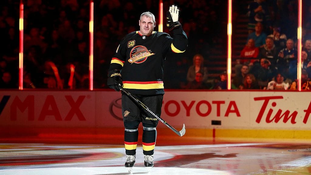 Gino Odjick oli mukana Vancouver Canucksin alumnitoiminnassa. Kuva NHL-ottelusta tammikuulta 2020.