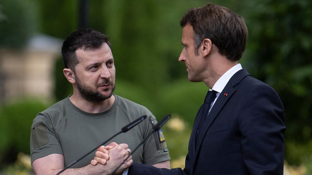 Volodymyr Zelenskyi (vas.) on vedonnut Emmanuel Macroniin, ettei venäläisurheilijoita pidä päästää Pariisin olympialaisiin.