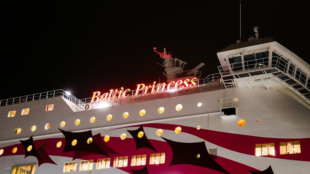 Baltic Princess -aluksen kapteenia epäillään pelastustoimen laiminlyönnistä ja hyvän merimiestaidon laiminlyönnistä. Kuvassa Baltic Princess -laiva Turun satamassa.