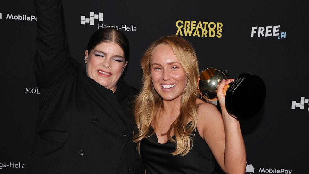 Enni Koistinen ja Kirsikka Simberg luotsaavat Tuplakääk-podcastia.