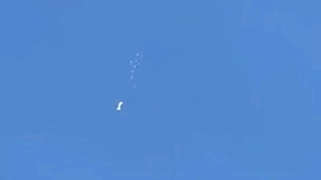 Yhdysvaltain puolustusministeriö kertoi viime viikolla kahdesta epäillystä vakoiluilmapallosta. Kuvituskuva hetkestä, jolloin Yhdysvaltain uskotaan ampuneen Kiinan pallon alas.