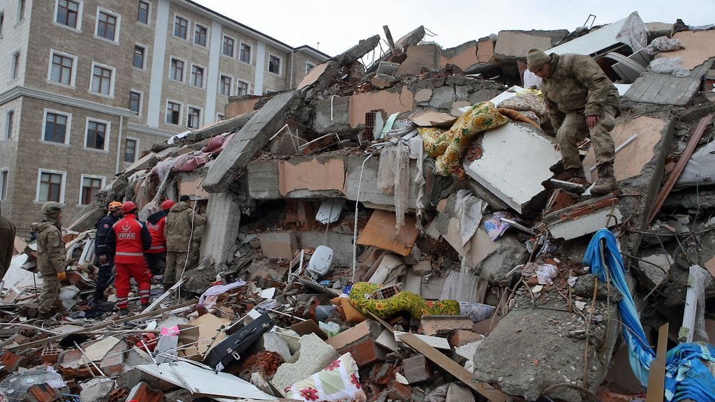 Maanjäristyksissä Turkissa ja Syyriassa on kuollut useita tuhansia ihmisiä.