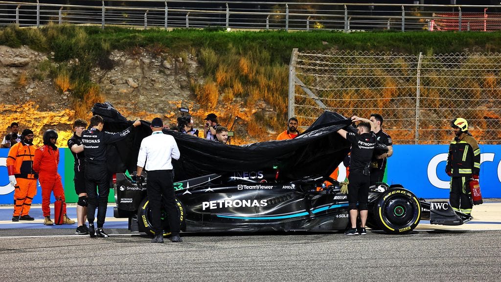 George Russell joutui pysäyttämään Mercedes-autonsa Bahrainin radan varteen F1:n talvitesteissä.