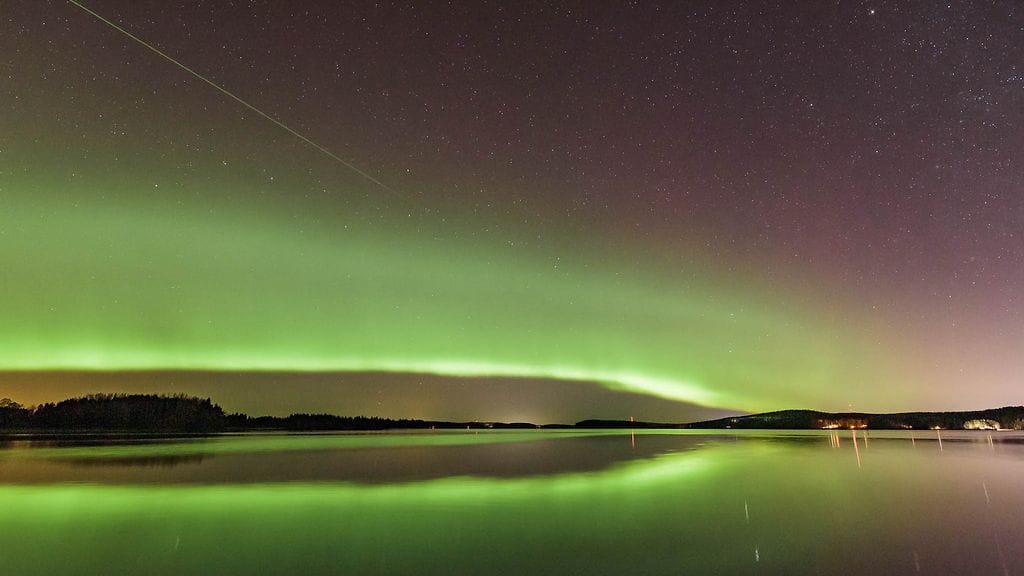 Kari Haila kuvasi tähtienvälisen vierailijan Sastamalassa 23. lokakuuta 2022 kello 22.38. Se näkyy haaleana viiruna revontulten yläpuolella kuvan vasemmassa yläkulmassa.