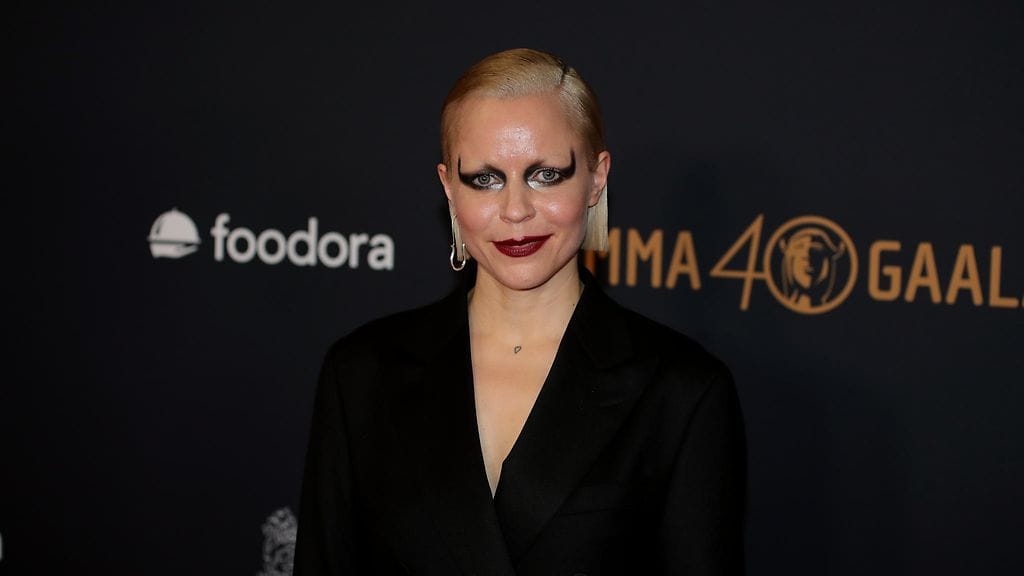 Paula Vesala varoittaa seuraajiaan huijareista.