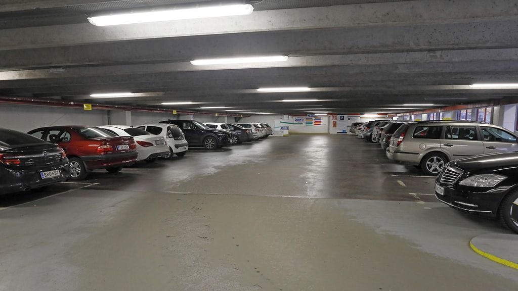 Kauppakeskusten parkkihalleissa voimassa on tieliikennelaki ja sitä pitää myös noudattaa, poliisi painottaa.