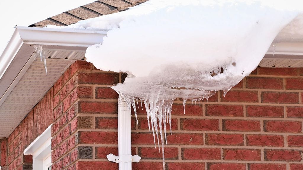 Kodinomistajan on syytä kurkata keväällä katolle.