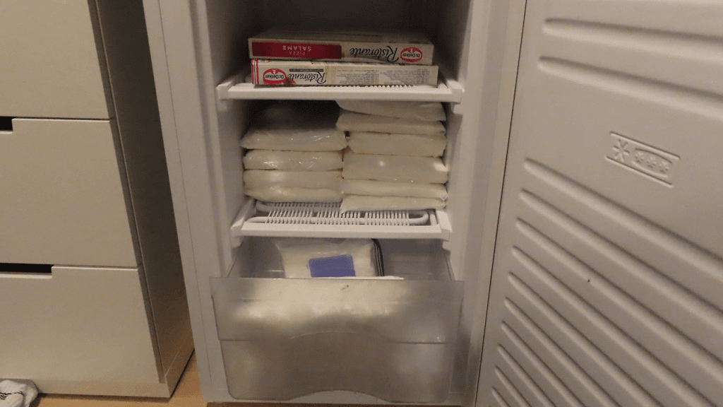 Kuva poliisin kotietsinnällä löydetyistä ja takavarikoiduista amfetamiineista. Kuva: Poliisi