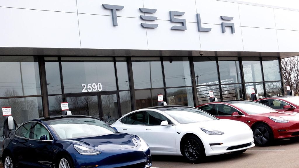 Teslan myynnin arvioidaan jäävän tänä vuonna ennakoitua heikommaksi.