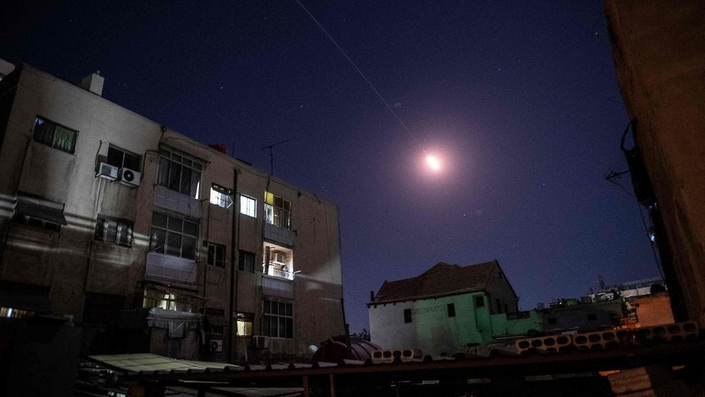 Ilmatorjunnan aiheuttamaa loimua Syyrian pääkaupungin Damaskosin taivaalla. Kuva on julkaistu 4. huhtikuuta.