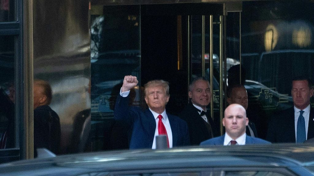 Trump saapui uhmakkain elkein oikeustalolle New Yorkin Manhattanilla 4. huhtikuuta.