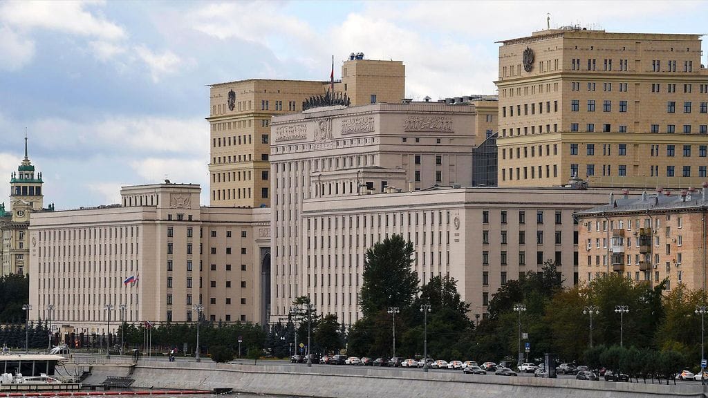 Venäjä sanoo Yhdysvaltojen tiedustelulennokkien Mustallamerellä lisäävän suoran yhteenoton uhkaa Venäjän ja Naton välillä. Kuvituskuvassa Venäjän puolustusministeriön rakennus.