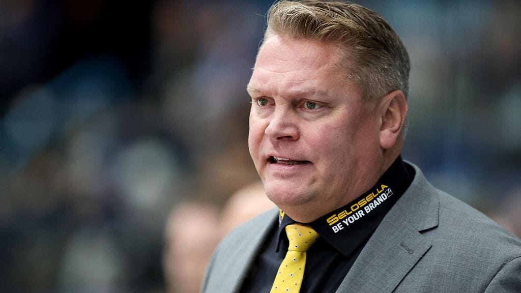 Pekka Virta siirtyi sivuun Nybro Vikingsista kesken nousukarsintojen.