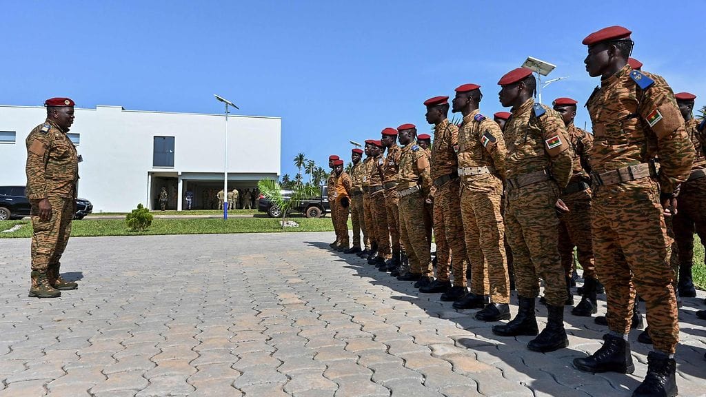 Burkina Fason sotilaita maaliskuussa 2023. Kuvituskuva. Kuvan sotilaat eivät liity tapaukseen.