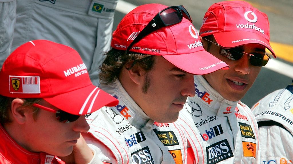 Kimi Räikkönen, Fernando Alonso ja Lewis Hamilton F1-kuskien yhteiskuvassa ennen kauden 2007 päätöskisaa.