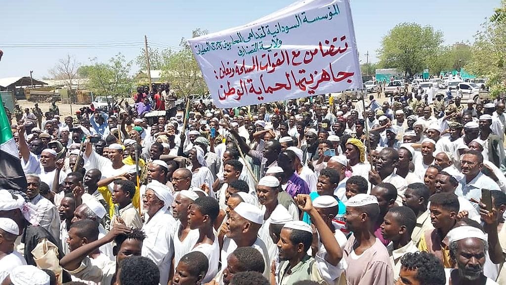 Sudanissa on käyty sisällissotaa viime vuoden huhtikuusta asti. Kuvassa armeijan tukijoita