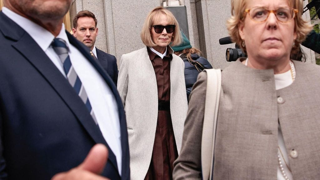 Trumpia vastaan todistanut kirjailija E. Jean Carroll (keskellä) 25. huhtikuuta.