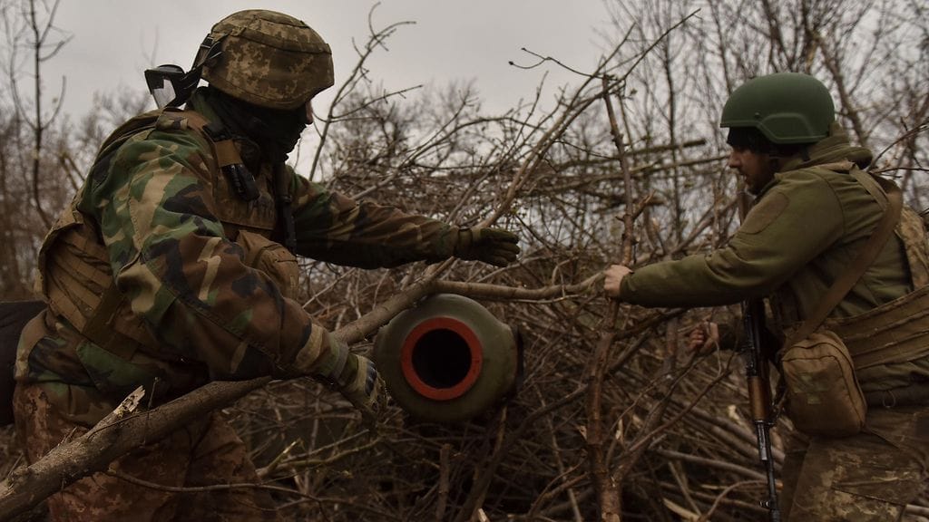 Ukrainalaissotilaat naamioivat tykkiä Bahmutin lähettyvillä 12. huhtikuuta.