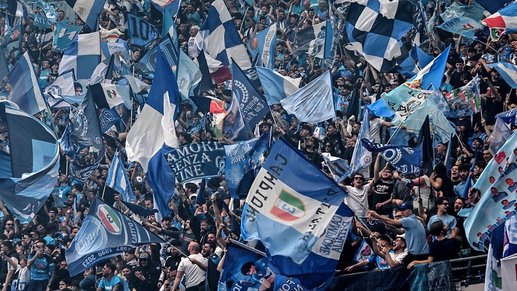 Napolissa kattila kiehuu.