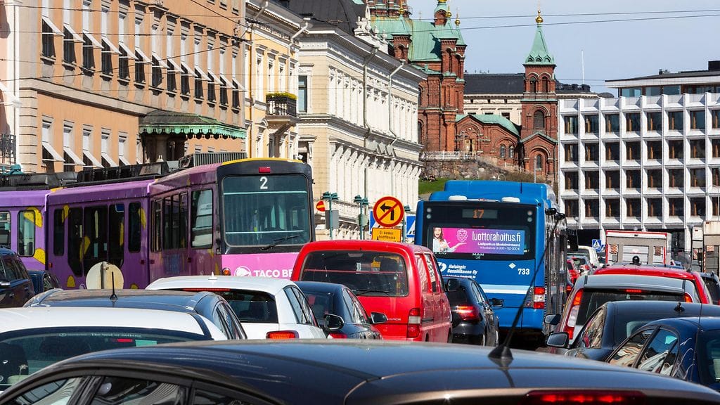 Kuvituskuva. Helsingin poliisin mukaan liikenteen poikkeusjärjestelyt painottuvat Kauppatorin lähistölle ja poikkeuksia voi olla iltaan asti.